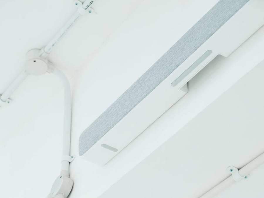 Conduits électriques et boîtes de dérivation alignés au plafond