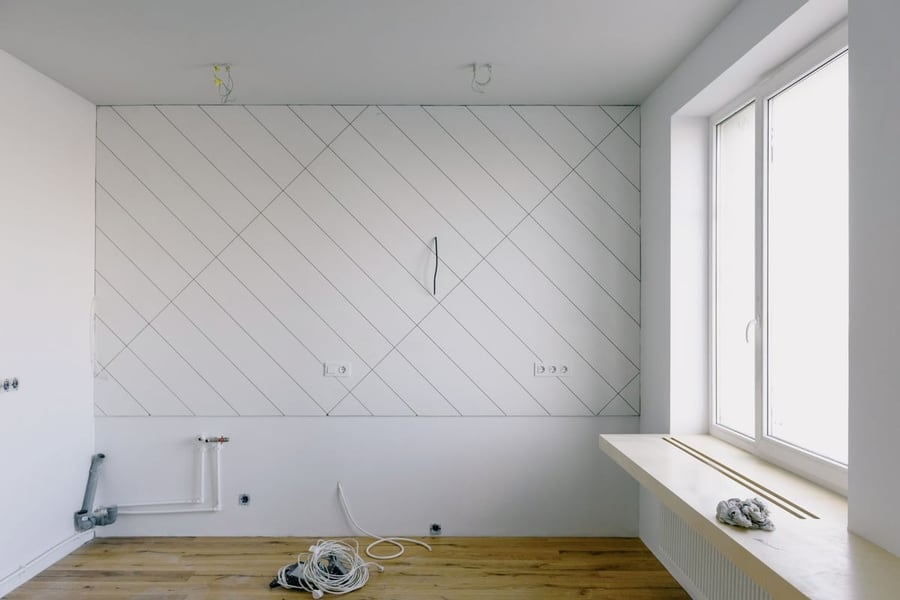 Pièce en rénovation avec appareillage électrique neuf posé sur un mur clair