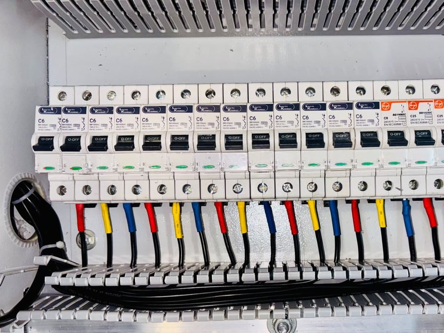 Tableau électrique résidentiel aux disjoncteurs modulaires alignés sur rail DIN