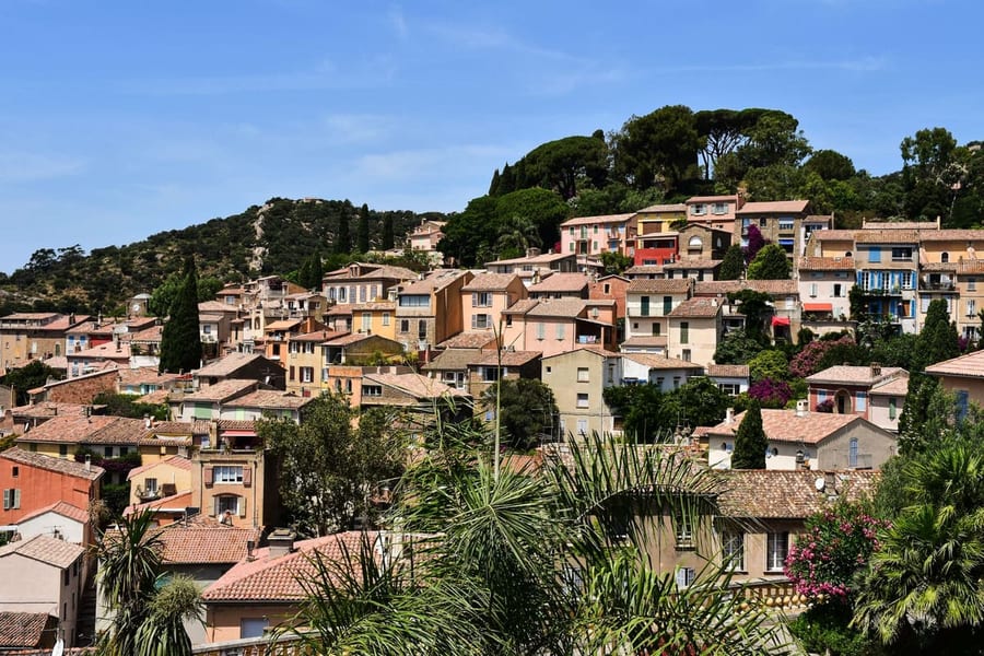 Village aux toits de tuiles adossé aux collines méditerranéennes
